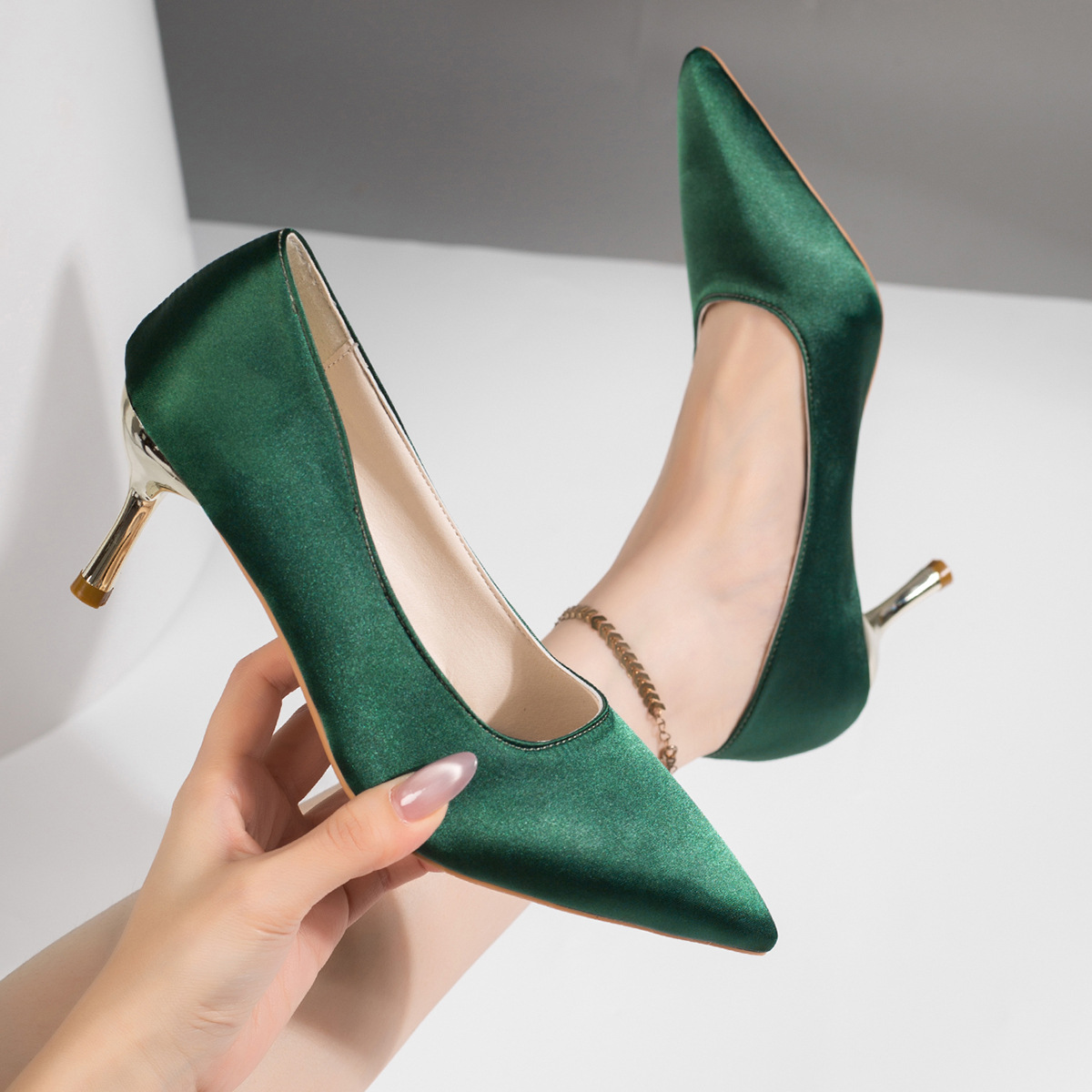 Court Heel Pointed - Damen-Pumps aus grünem Satin, spitz zulaufend,